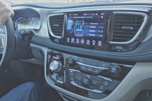 Clean, panoramic dash provides all information at a glance on customizable touchscreens.